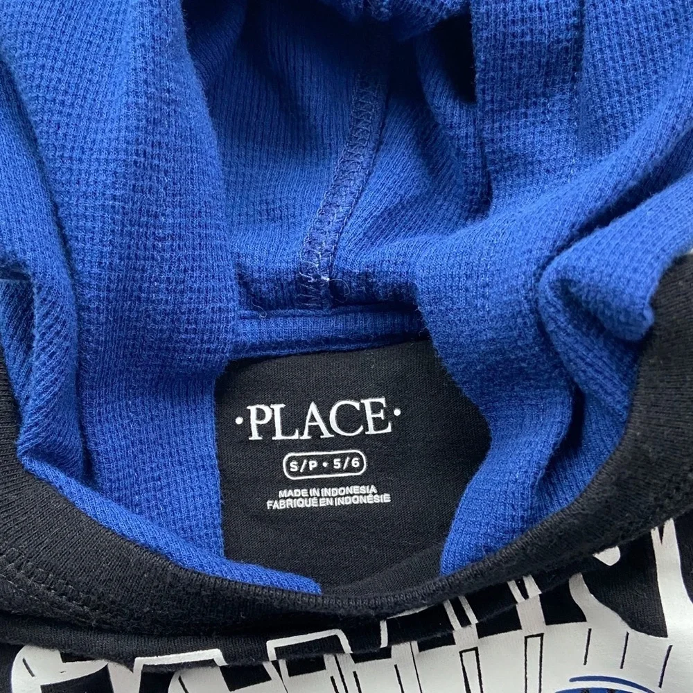 •The Children’s Place• Hooded graphic tee